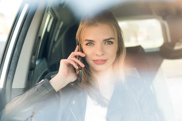 Mulher falando no smartphone no carro — Fotografia de Stock