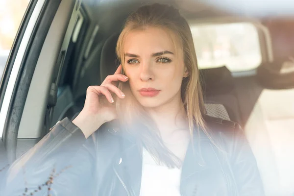 Vrouw praten over smartphone in de auto — Gratis stockfoto