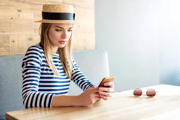 Mujer usando smartphone en la cafetería —  Fotos de Stock