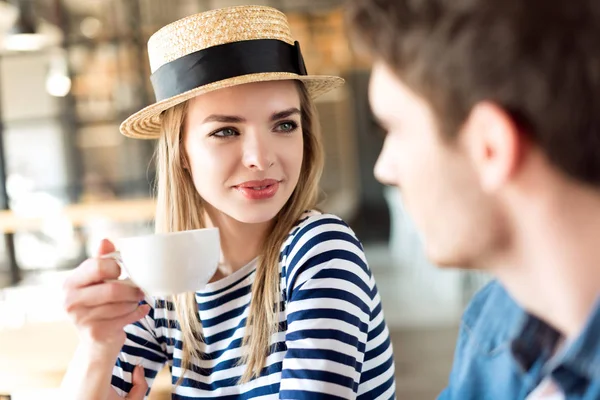 Donna con tazza di caffè in caffè — Foto Stock