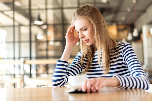 Vrouw met hoofdpijn in café — Stockfoto