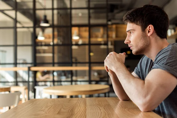 Nadenkende man in café — Stockfoto