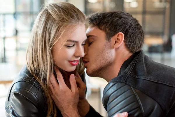 Man kysser flickvän — Stockfoto