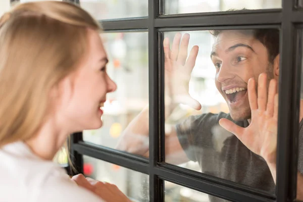 Pareja mirándose en la cafetería — Foto de Stock