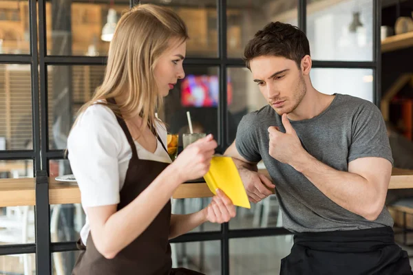 Colegas hablando durante el descanso en la cafetería — Foto de Stock