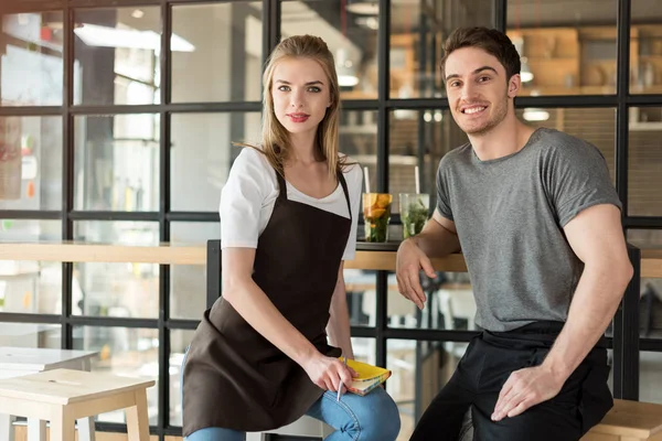 Colegas jóvenes durante el descanso en la cafetería — Foto de Stock