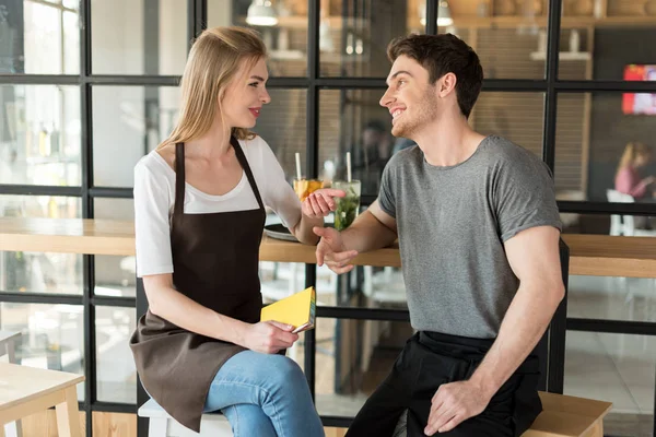 Colleagues talking during break in cafe — Stock Photo, Image