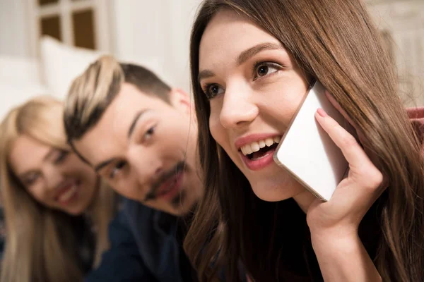 Hermosa mujer feliz hablando en el teléfono inteligente — Foto de stock gratis