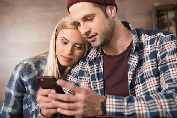 Attractive casual young couple — Stock Photo, Image