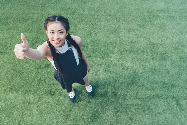 Asian girl showing thumb up — Stock Photo, Image