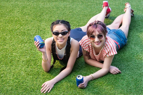 Meninas multiétnicas com latas de refrigerante — Fotografia de Stock Grátis