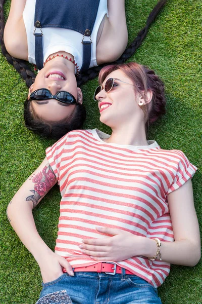 Mnohonárodnostní dívky na zelené trávě — Stock fotografie