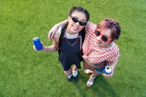 Filles multiethniques avec des canettes de soda — Photo