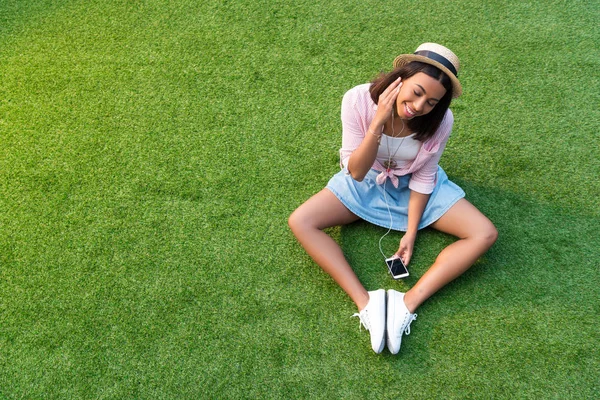 Menina americana africana usando smartphone — Fotografia de Stock