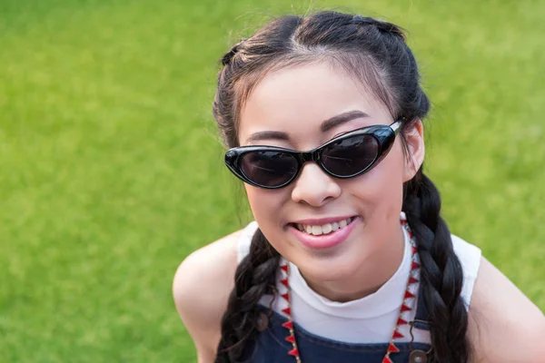 Souriant asiatique fille dans lunettes — Photo gratuite