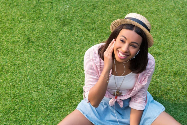 Chica afroamericana en auriculares — Foto de stock gratis