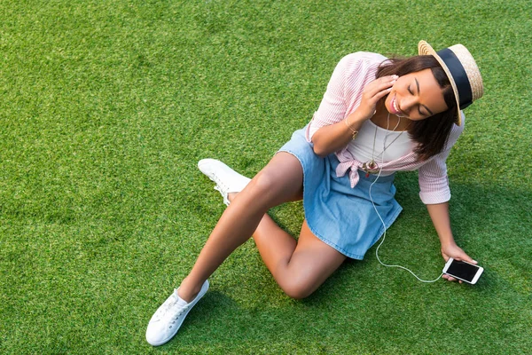 Menina americana africana usando smartphone — Fotografia de Stock