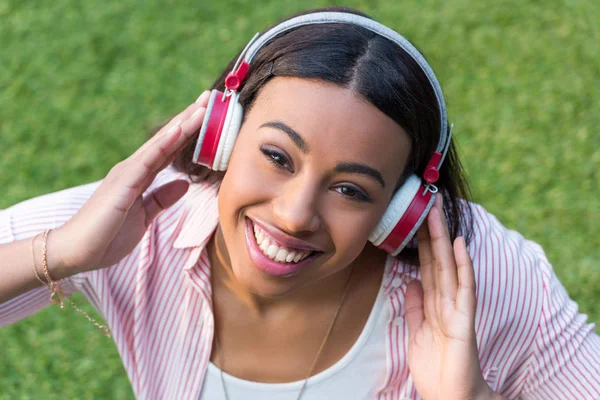 ヘッドフォンでアフリカ系アメリカ人の女の子  — 無料ストックフォト
