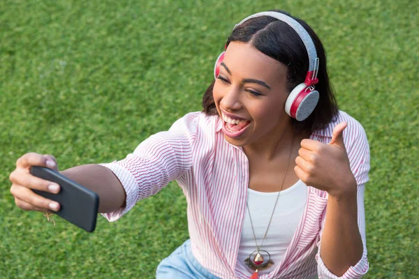 Afro-americana menina tomando selfie — Fotografia de Stock