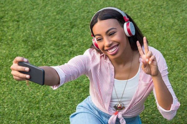 Afro-americana menina tomando selfie — Fotografia de Stock