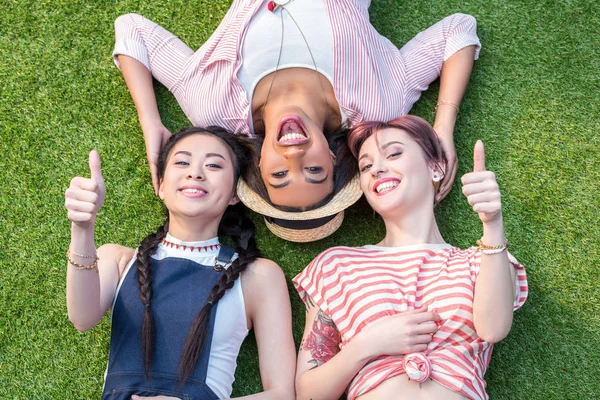 Chicas multiétnicas mostrando pulgares hacia arriba — Foto de Stock