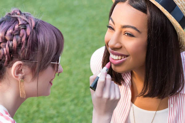 Meninas multiétnicas aplicando maquiagem — Fotografia de Stock