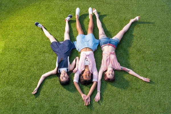 Multiethnische Mädchen liegen auf Gras — Stockfoto