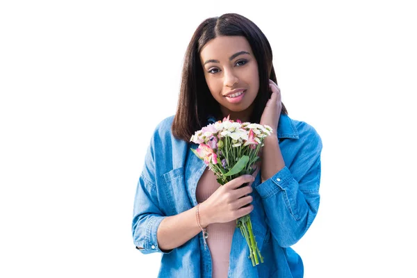 Afrikalı-Amerikalı kız ile çiçekler — Stok fotoğraf