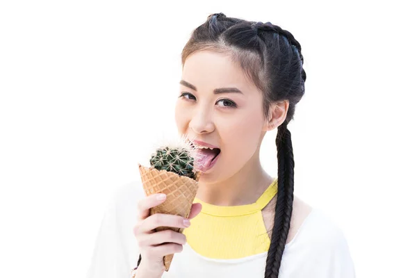 Asiatische Mädchen lecken Kaktus — Stockfoto