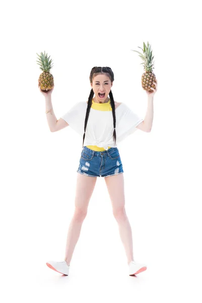 Asiatisk kvinna med ananas — Stockfoto