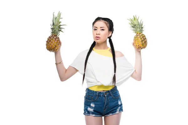 Asiatisk kvinna med ananas — Gratis stockfoto