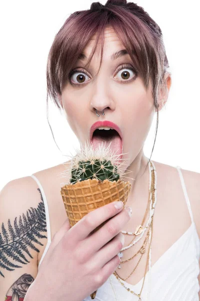 Vrouw eet cactus — Stockfoto