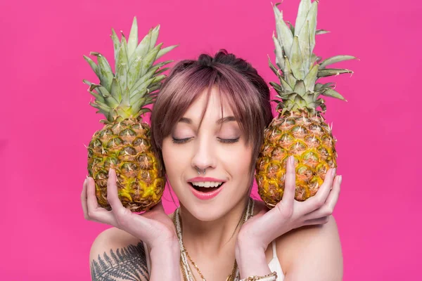Fiatal nő gazdaság ananász — Stock Fotó
