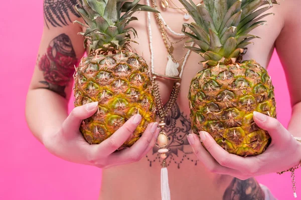 Naga kobieta z ananasów — Zdjęcie stockowe