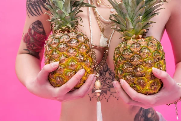 Naken kvinna med ananas — Stockfoto