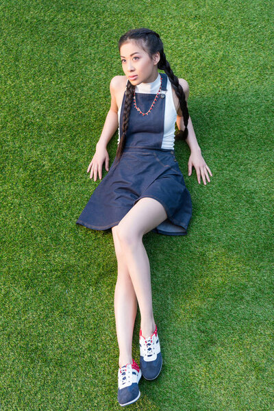 Asian girl lying on grass — Stock Photo, Image