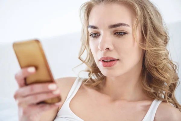 Vrouw met smartphone — Stockfoto