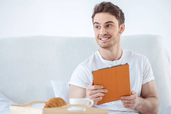 Hombre usando tableta digital — Foto de stock gratuita