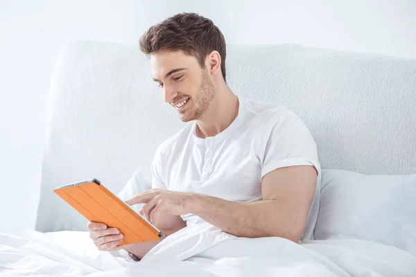 Uomo che utilizza tablet digitale — Foto Stock