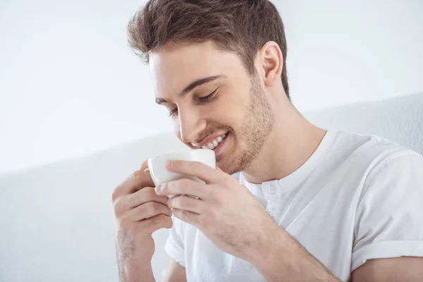 Man drinking coffee — Free Stock Photo