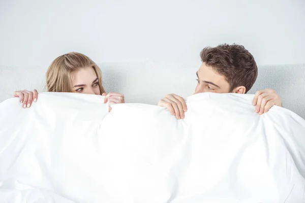 Pareja acostada en la cama — Foto de Stock