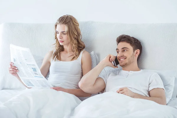 Couple in bed in the morning — Free Stock Photo