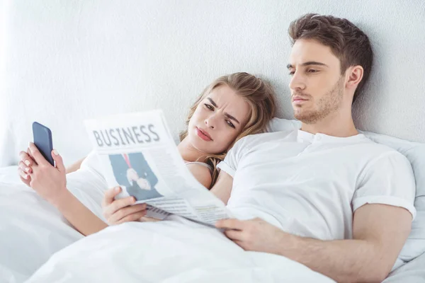 Echtpaar in bed in de ochtend — Stockfoto