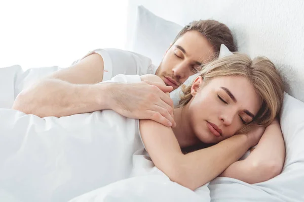 Par sover i sängen — Stockfoto