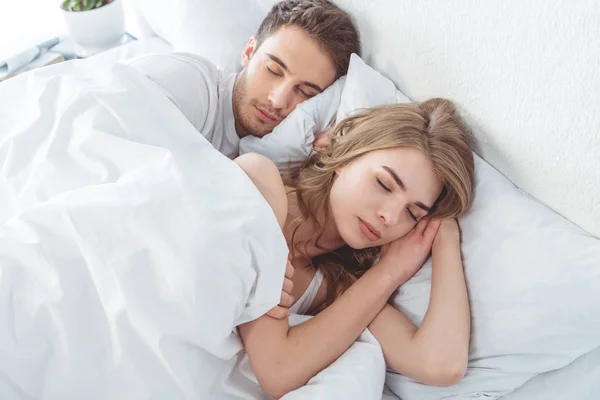 ベッドで寝てるカップル — ストック写真