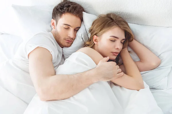 Paar schläft im Bett — Stockfoto