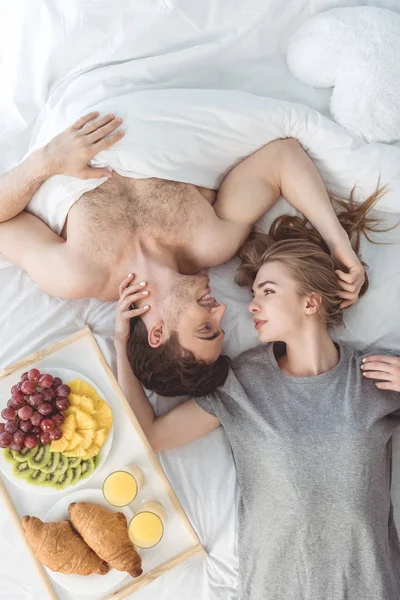 Pareja con desayuno en la cama —  Fotos de Stock