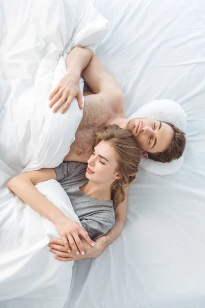 Pareja durmiendo en la cama —  Fotos de Stock