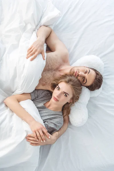 Couple in bed at morning — Stock Photo, Image