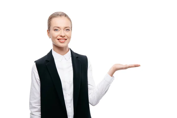 Glimlachende zakenvrouw presenteren iets — Gratis stockfoto